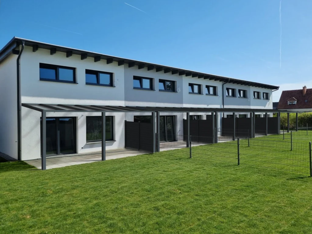 Reihenhausanlage mit Terrassen und Gärten, umgesetzt von Efficient Home